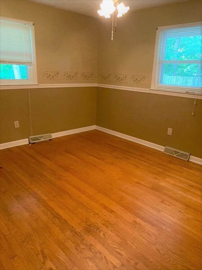 Building Photo - 3 Bedroom / 2 Bath Brick Home Johnson City...
