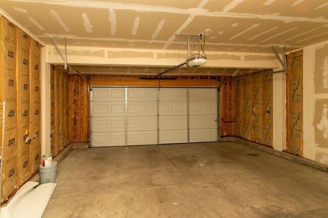 Building Photo - Beautiful 4-bedroom 3-bath located in Stetson Hills!
