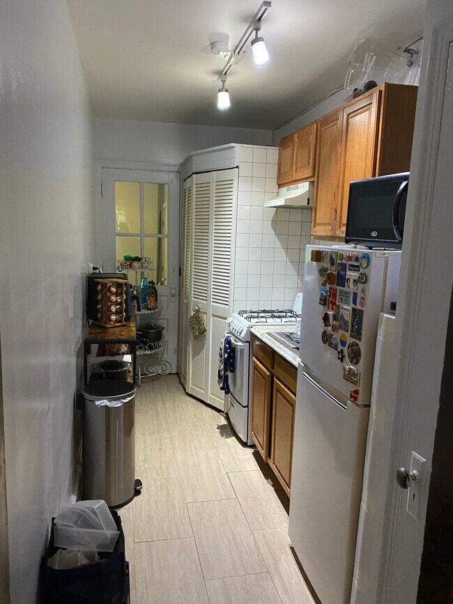 Galley style kitchen - 3914 9th St NE