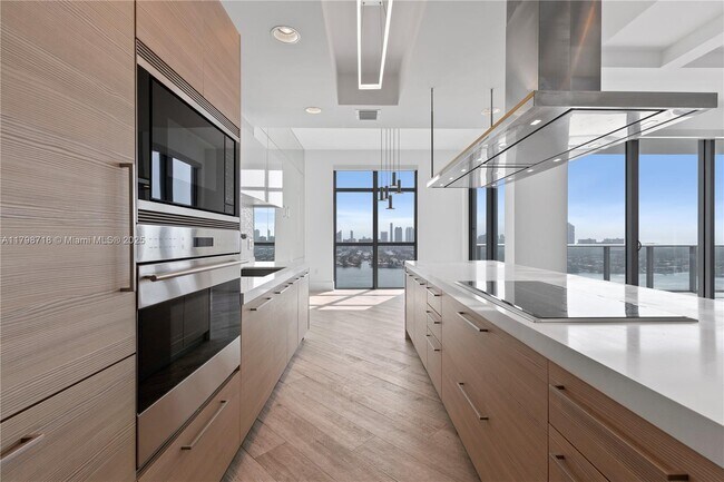 Building Photo - 17301 Biscayne Blvd