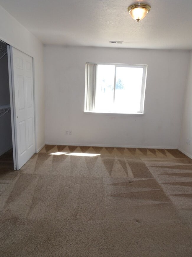 Building Photo - Home in the Landings!