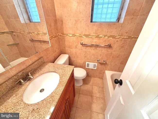 Building Photo - 809 Morris St