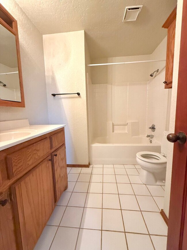 Building Photo - 3320-3322 Ridgecrest Cir