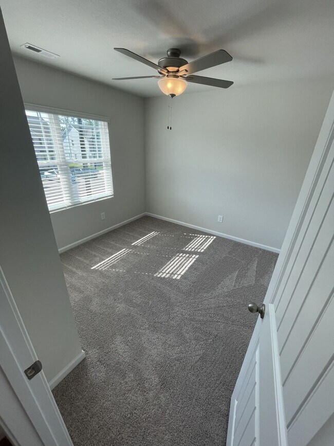 Building Photo - 3 Bd 2.5 Ba Townhome