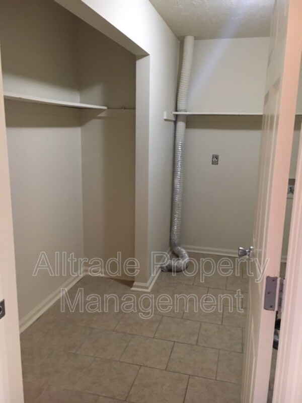 Building Photo - 2366 Chauvin Dr