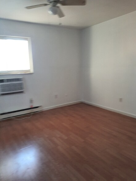 Building Photo - 712 Cedar Dr
