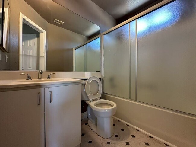 Building Photo - 3 Bedroom home for leasing in La Puente