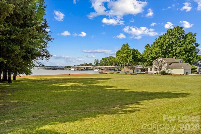 Building Photo - 182 Commodore Loop