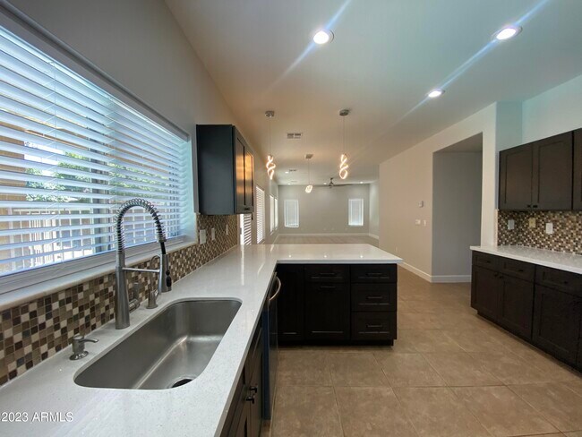 Building Photo - 4909 E Colonial Dr