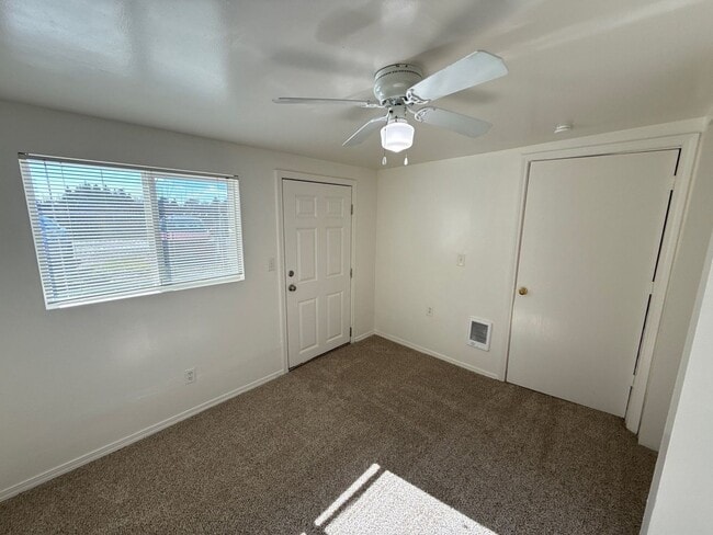 Building Photo - 3010 Phyllis St NE