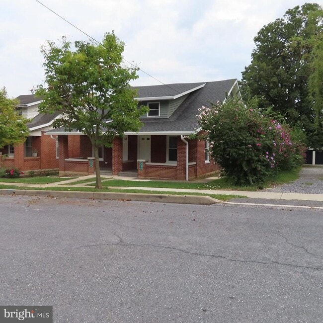 Building Photo - 230 Rowe Ave