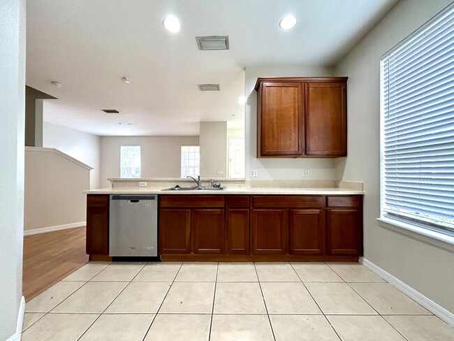 Building Photo - Beautiful Townhome in Lake Nona