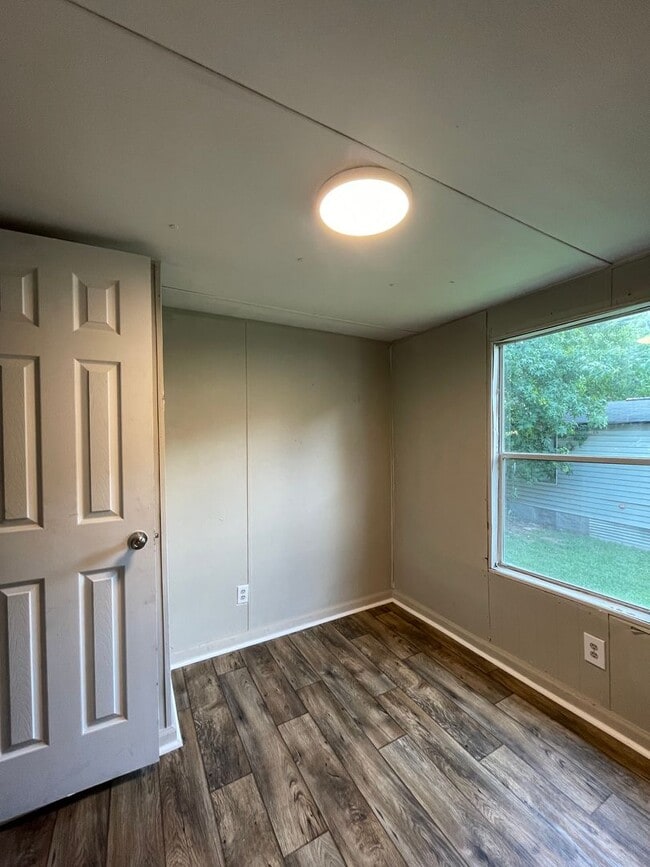 Building Photo - $800 a month, $1000 deposit. Call 803-537-0185. NO PETS.