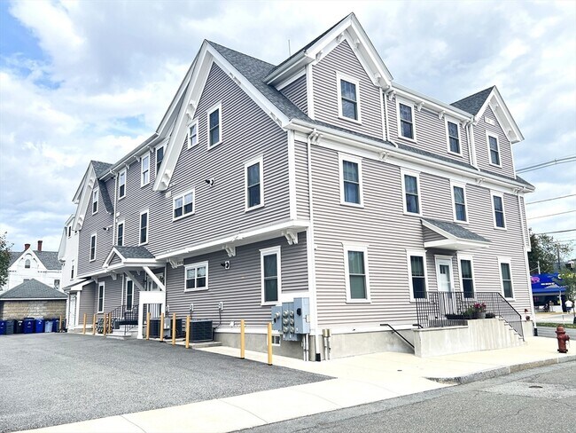 Building Photo - 489 Main St