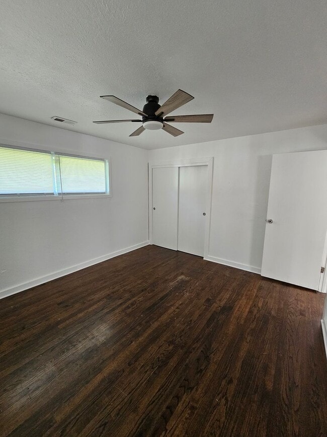 Building Photo - 4 bedroom 2 bath, must see inside!