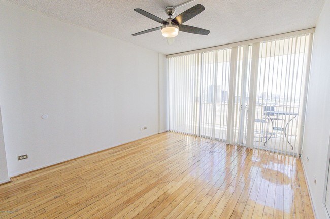 Building Photo - 207 W Clarendon Ave