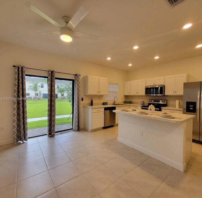 Building Photo - 1137 SW 6th Ct