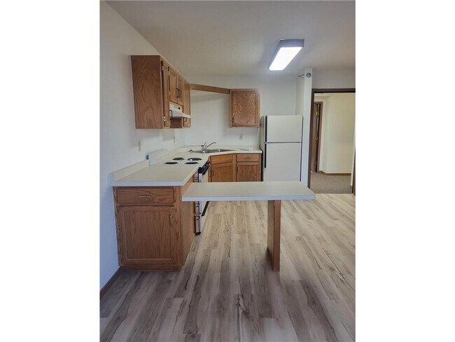 Building Photo - 609 Main St S