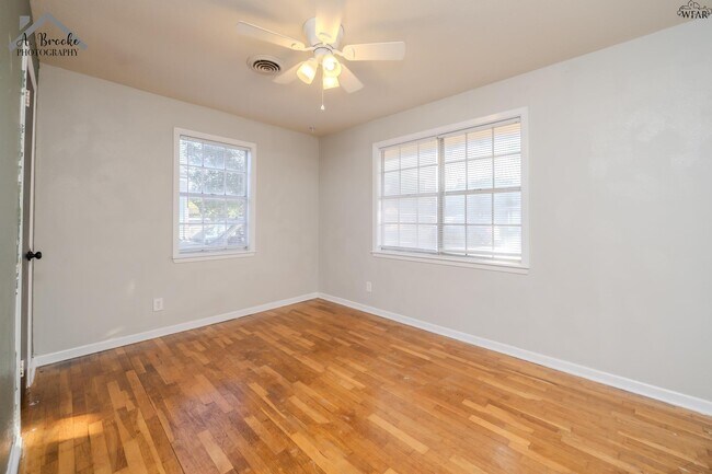 Building Photo - 2920 Featherston Ave