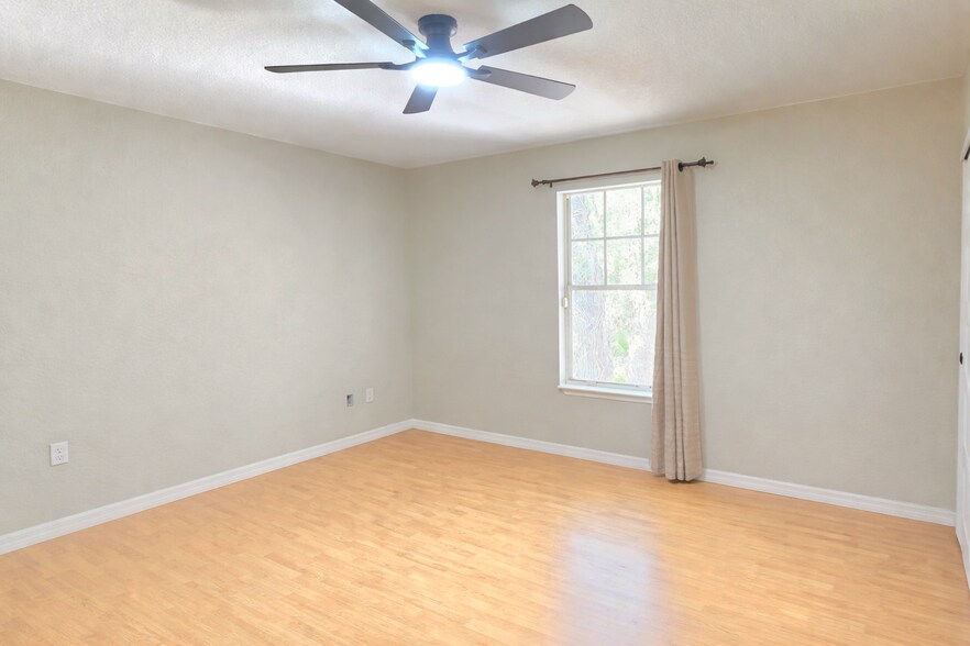 Building Photo - 325 E Plymouth Ave