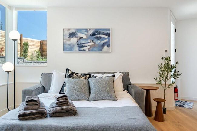 Building Photo - 5300 NE 67th St