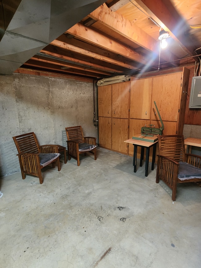 Building Photo - Furnished 3BR, 1.5BTH Centrally Located in...