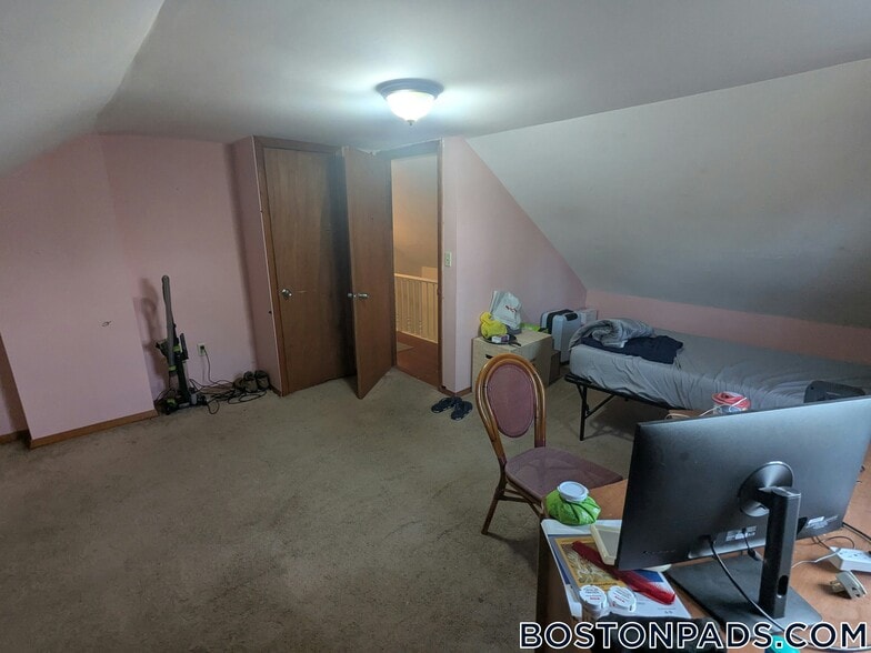 Building Photo - 247 Roxbury St