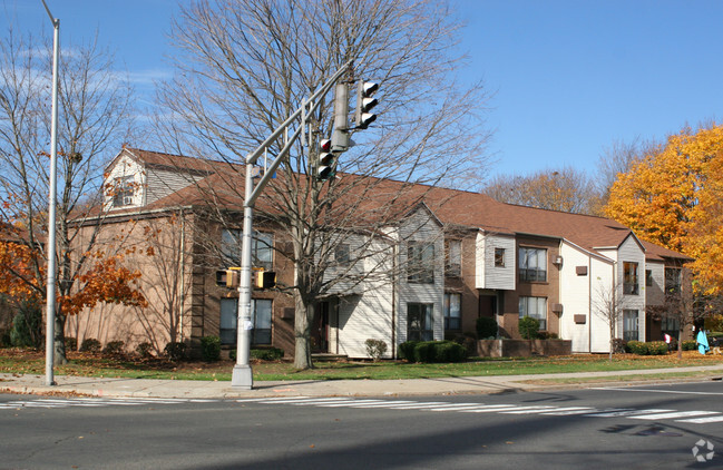 Primary Photo - Parkwood Apartments