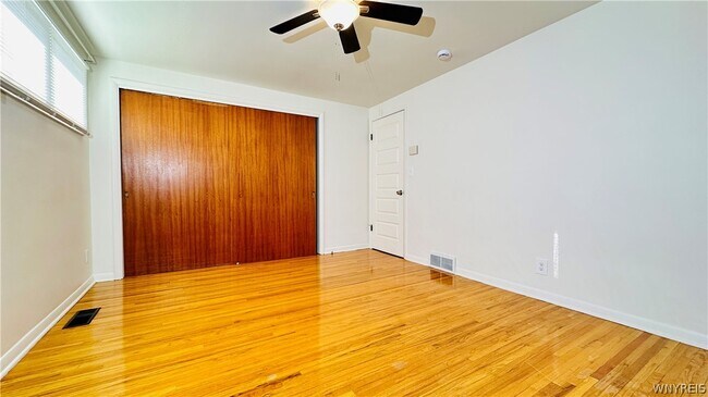 Building Photo - 954 Brighton Rd