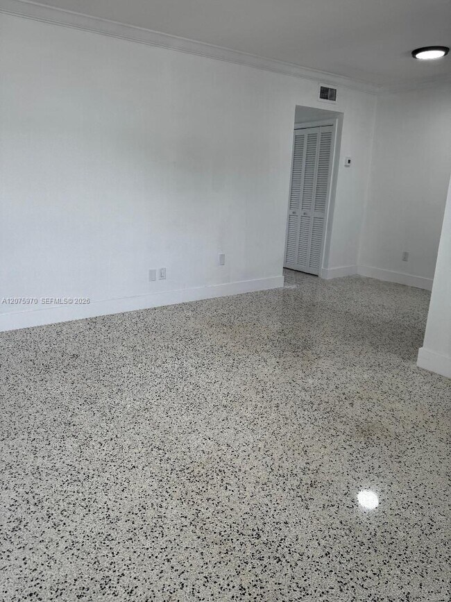 Building Photo - 2725 SW 25th St