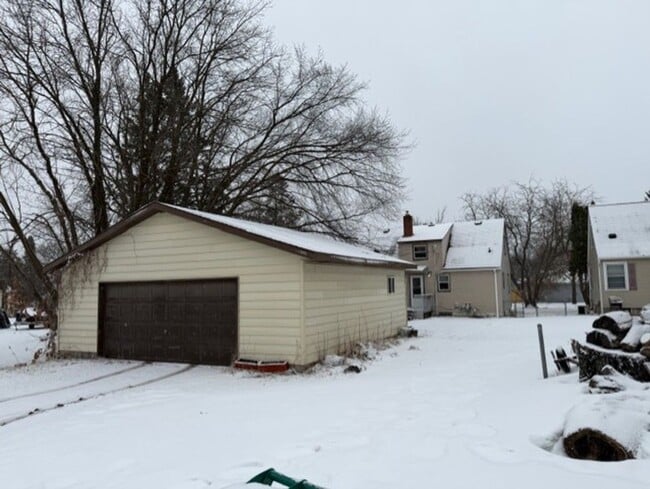 Building Photo - 4 Bedroom house