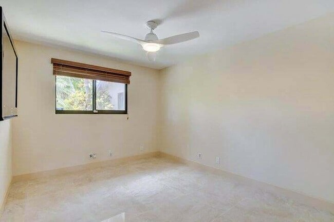 Building Photo - 1005 Russell Dr