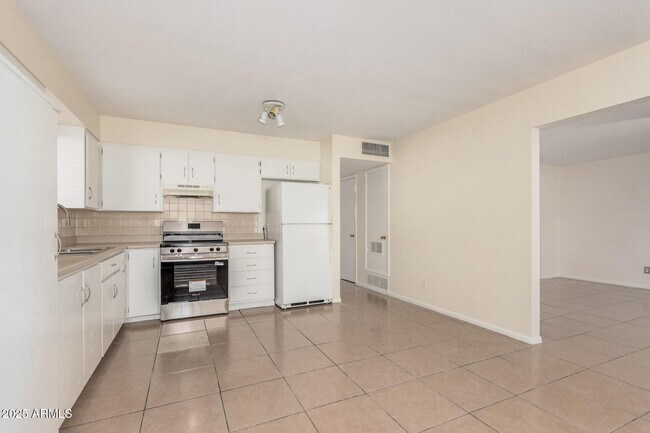 Building Photo - 2409 W Cortez Ave