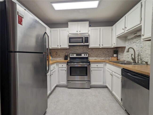 Building Photo - 1205 63rd Ln