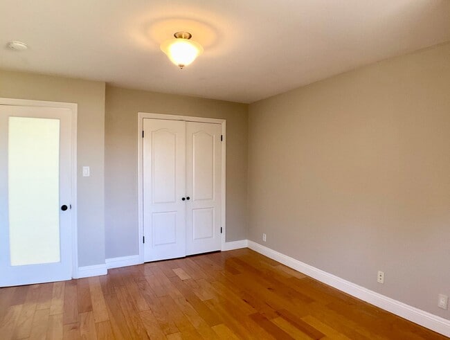 Building Photo - Updated TOP FLOOR 2BR/2BA FLAT! IN-UNIT LA...