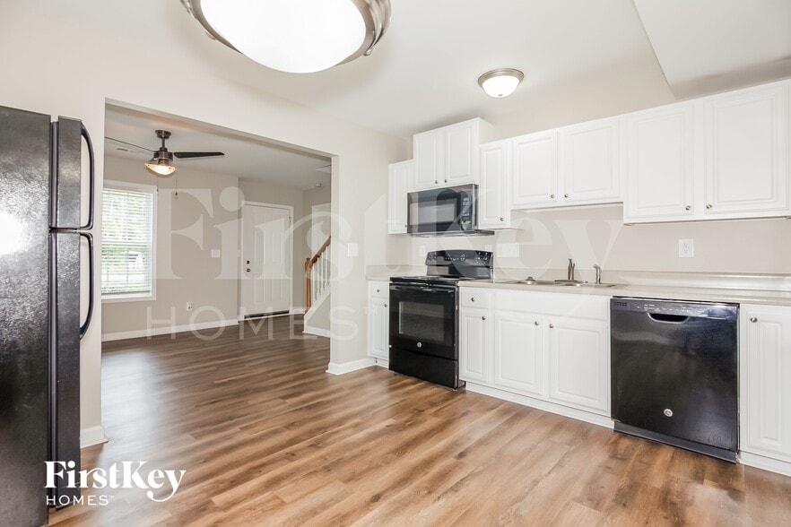 Building Photo - 3021 Seymour Dr