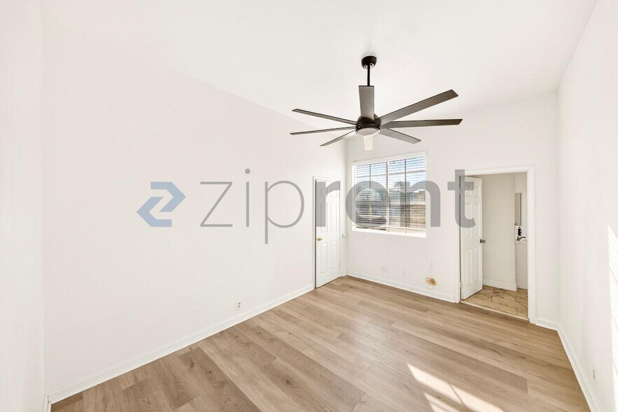 Building Photo - 1122 S Kingsley Dr