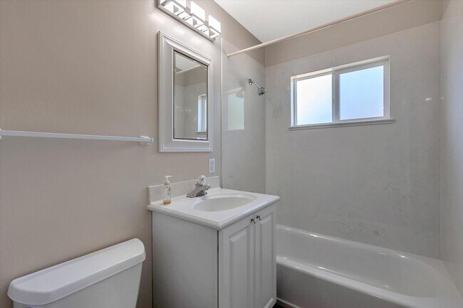 Building Photo - Beautifully Remodeled 4 Bedroom (+ bonus room and closet) 2 Bathroom Mountain View Home!