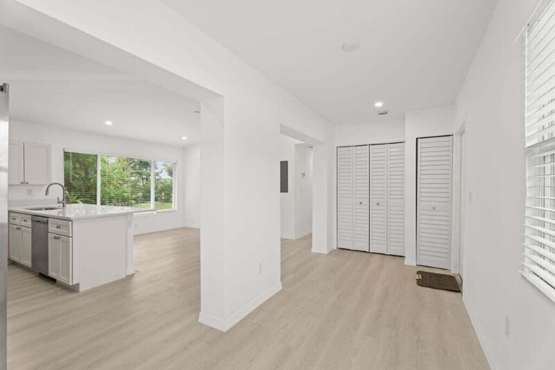 Building Photo - 121 S Lake Dr