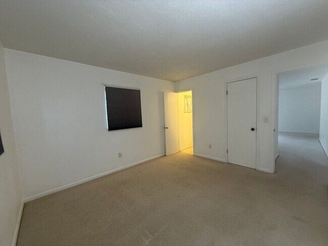 Building Photo - Charming 2 bedroom 1.5 bathroom home