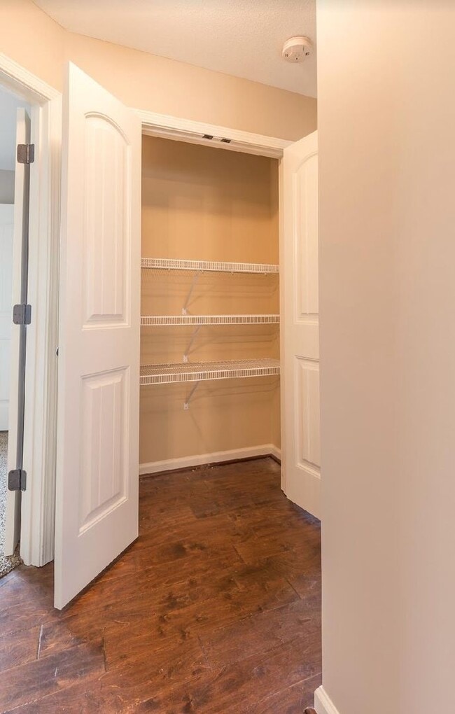 Building Photo - 3 Bedroom Dog Friendly Home For Rent!
