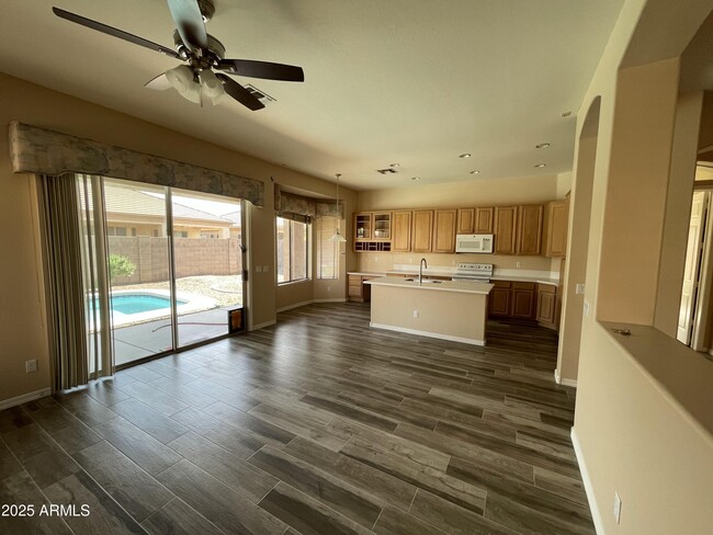 Building Photo - 901 W Oriole Way