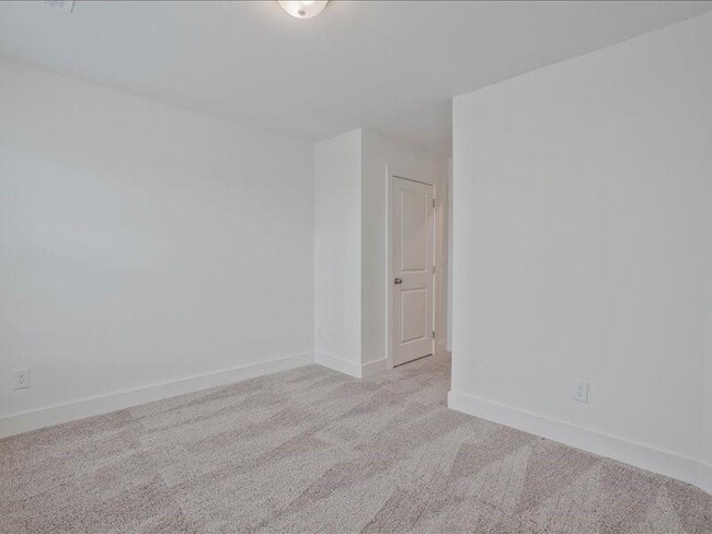 Building Photo - 1809 Edgehill Dr