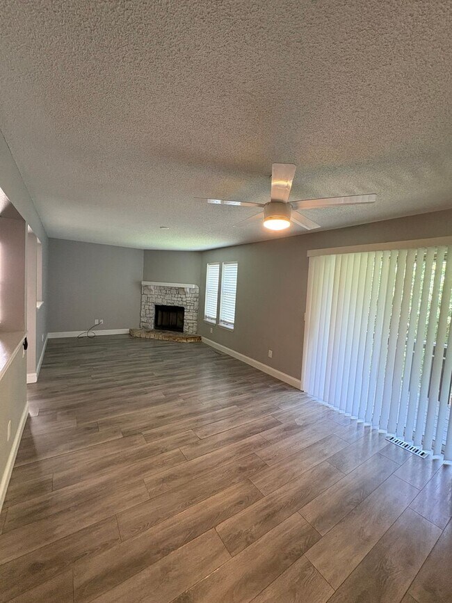 Building Photo - Spacious 3 Bed, 3 Bath Home with 1-Car Garage in Desirable Kansas City Northland Location
