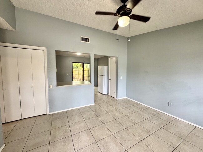 Building Photo - Cozy 2 Bedroom / 1 Bath Duplex North of City