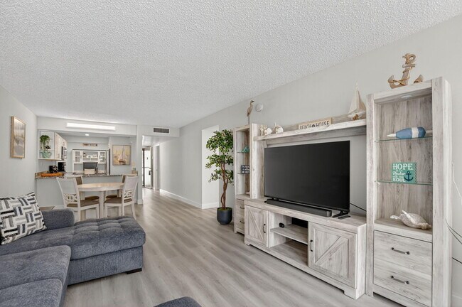 Building Photo - 8 Royal Palm Way