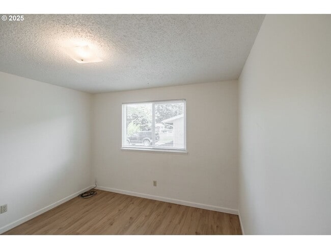 Building Photo - 3-bedroom 1 bath Single Level House