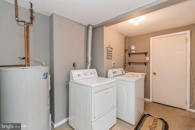 Building Photo - 6738 Emlen St