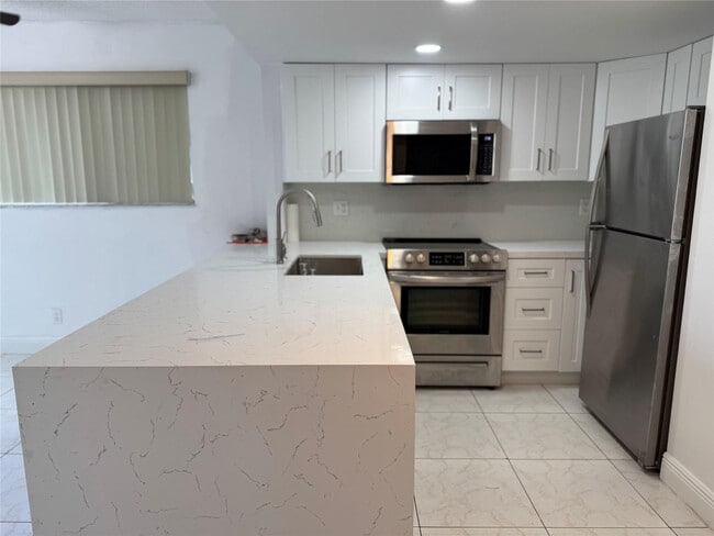 Building Photo - 8031 Lagos De Campo Blvd