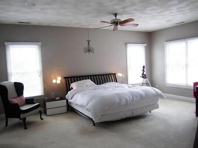 Building Photo - Spectacular 4 bedroom, 4,500 sq ft Single ...